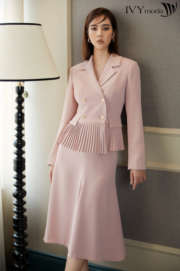 Bộ suit hồng nữ tính.